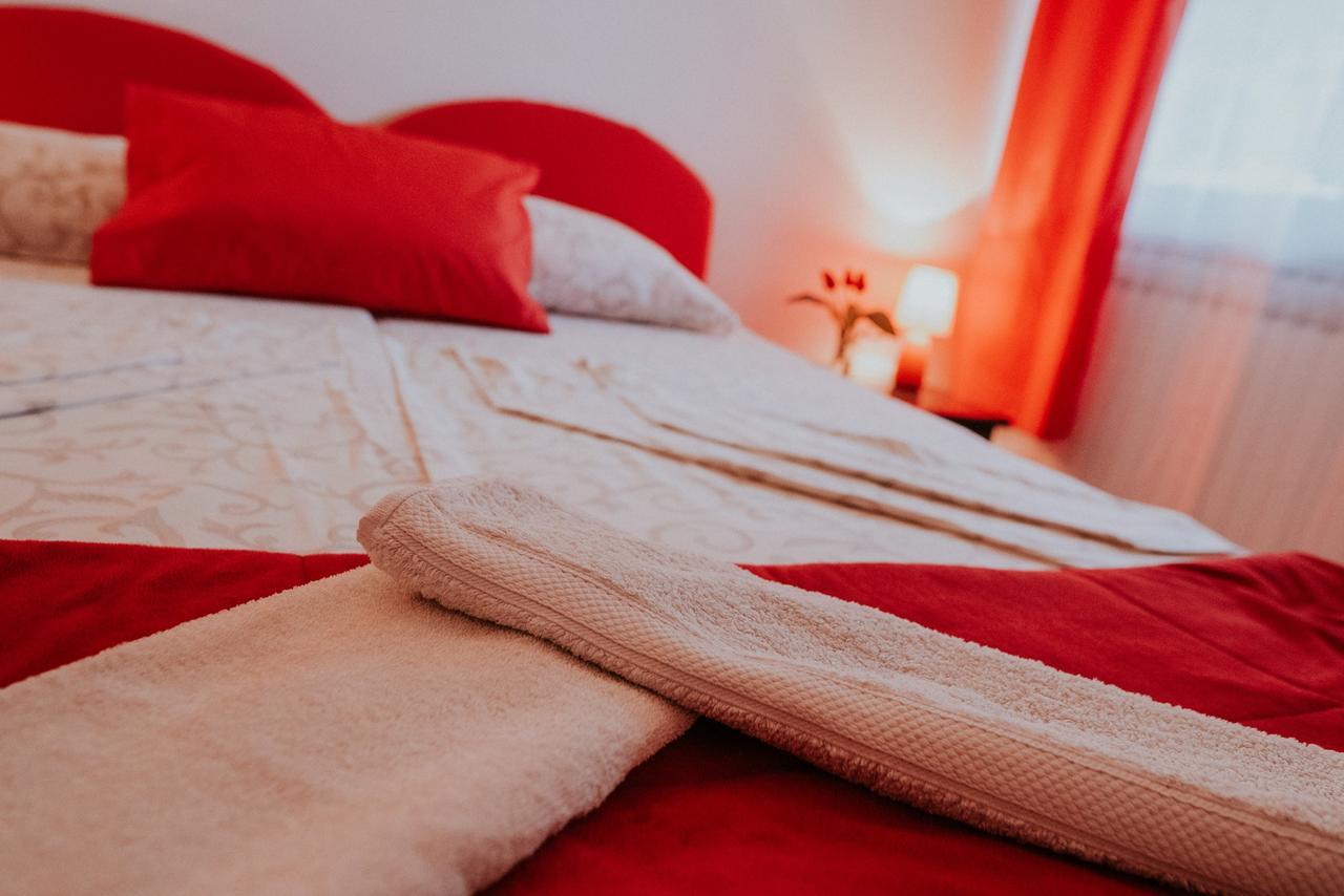 Rooms & Apartment Gh Pasha Тузла Стая снимка